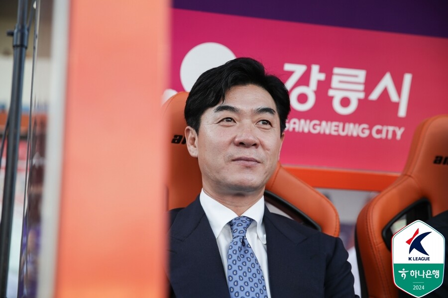 [SPO 현장] '강원 역사상 첫 준우승' 윤정환, K리그1 감독상 수상...우승팀 외 감독상 역대 4번째