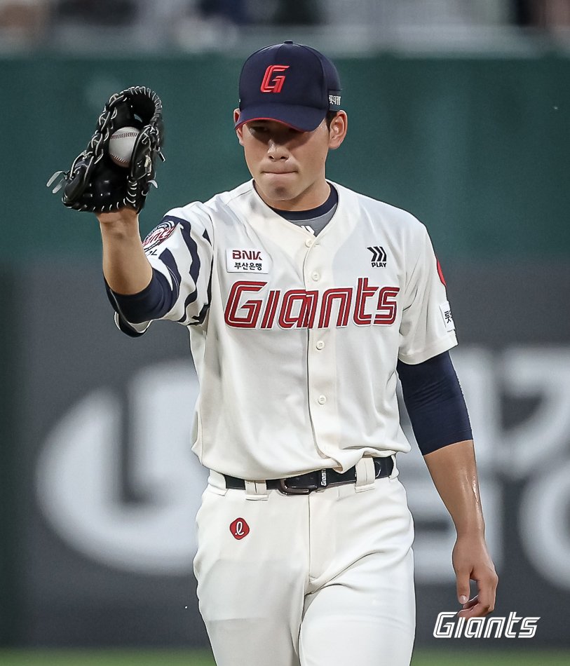▲ 강릉고 시절 에이스로 활약했던 김진욱은 2021년 롯데에 입단했다. 롯데는 2021 KBO 신인 드래프트에서 전체 1순위로 김진욱을 지명했고 계약금 3억 7000만원을 안겼다. ⓒ롯데 자이언츠