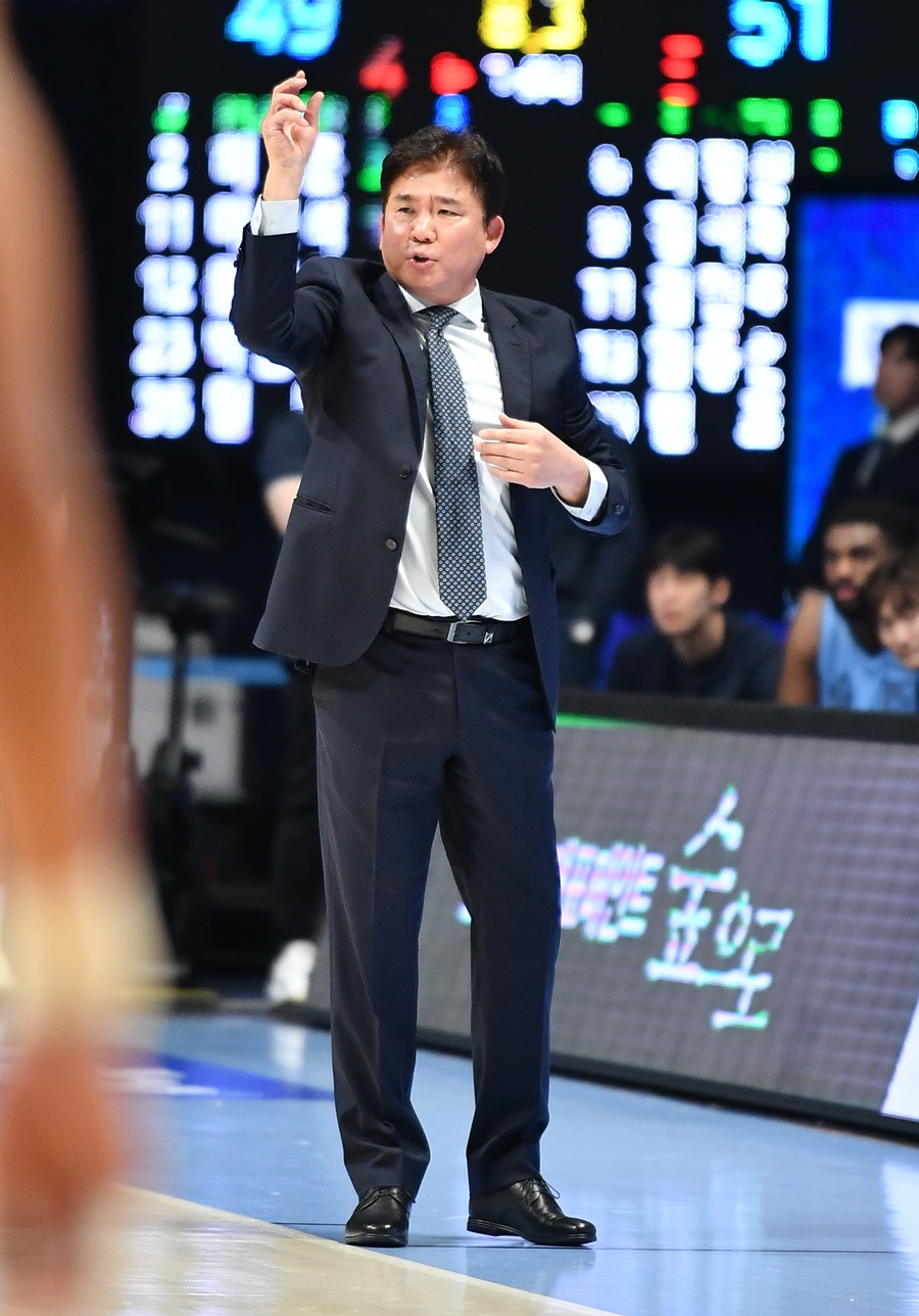 ▲ KBL은 29일 제30기 제6차 재정위원회를 열고 "김승기 전 고양 소노 감독은 앞으로 2년 동안 KBL 자격 정지다. 또 소노 구단에 대한 엄중 경고한다"라는 중징계를 발표했다. 김승기 감독은 지난 10일 서울 SK와 경기에서 전반이 끝나고 라커룸으로 들어오는 선수 A씨를 향해 호통치며 수건을 던졌다. 경기력을 질책하며 화이트보드 지우개도 던졌다. 수건은 A씨 얼굴에 맞았다. 김승기 감독은 여기에 그치지 않고 A씨를 향해 달려들었고, 주위에 있던 코치가 말리는 상황까지 발생했다.