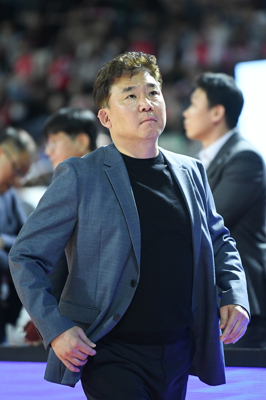 ▲ KBL은 29일 제30기 제6차 재정위원회를 열고 "김승기 전 고양 소노 감독은 앞으로 2년 동안 KBL 자격 정지다. 또 소노 구단에 대한 엄중 경고한다"라는 중징계를 발표했다. 김승기 감독은 지난 10일 서울 SK와 경기에서 전반이 끝나고 라커룸으로 들어오는 선수 A씨를 향해 호통치며 수건을 던졌다. 경기력을 질책하며 화이트보드 지우개도 던졌다. 수건은 A씨 얼굴에 맞았다. 김승기 감독은 여기에 그치지 않고 A씨를 향해 달려들었고, 주위에 있던 코치가 말리는 상황까지 발생했다.