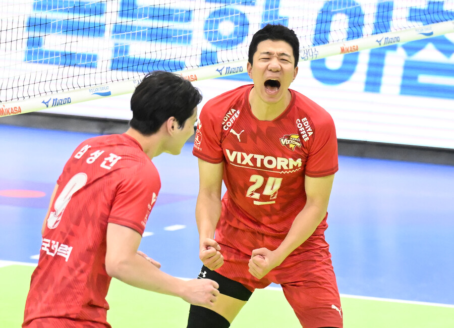 ▲ 한국전력 신영석은 남녀부 통틀어 김연경에 이어 두 번째로 많은 팬 투표(21,684표)를 받음과 동시에 선수단과 미디어 투표를 합산해 총점 51.85점으로 남자부 1위에 올랐다. 이로써 신영석은 통산 13번째로 이번 올스타 멤버 중 남자부 최다 출전자가 됐다. ⓒKOVO