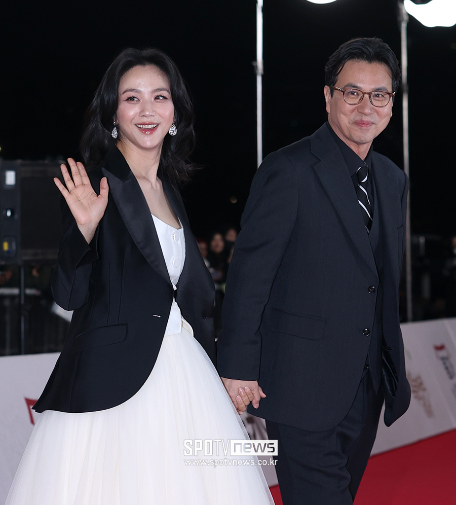 두 손 꼭 잡고…탕웨이♥김태용, 첫 부부동반 레드카펫[45회 청룡영화상]