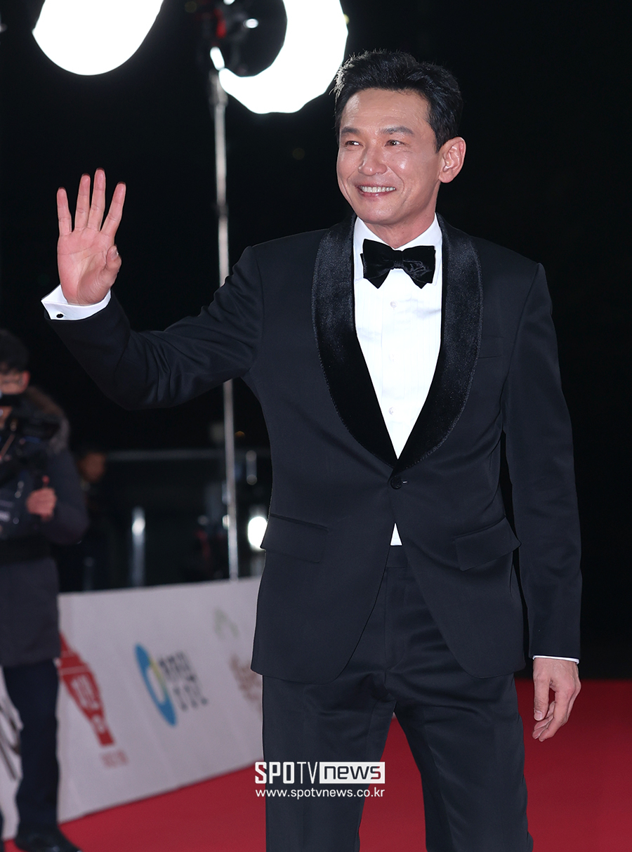 '서울의 봄' 황정민, 청룡 男주연상 "세 번이나 여기서…韓영화, 늘 우리 곁에"