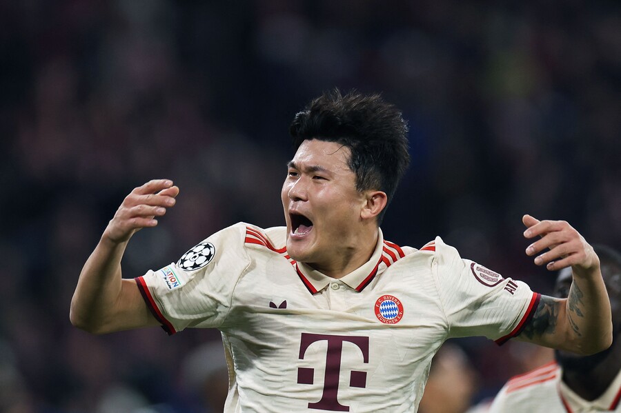 ▲ 김민재는 UEFA 챔피언스리그 리그 페이즈 5번째 경기 일정이 끝난 뒤 29일(한국시간) UEFA가 발표한 이주의 팀에 중앙 수비수로 이름을 올렸다. UEFA는 "(김민재는) 파리생제르맹과 경기에서 유일하게 골을 넣었다. 챔피언스리그에서 첫 골이었다. 강력한 수비로 볼 소유권을 되찾아오고, 팀을 승리로 이끌었다는 찬사를 UEFA 경기감독관으로부터 받았다"고 선정 이유를 밝혔다. 김민재는 이날 경기에 선발 출전해 전반 38분 선제 결승골을 터뜨려 1-0 승리를 이끌었다. 경기가 끝난 뒤 UEFA는 김민재를 경기 최우수 선수로 선정했다. 바이에른 뮌헨 입단 후 첫 수상. 김민재는 트로피를 들어올리며 밝게 웃었다.  ⓒ연합뉴스