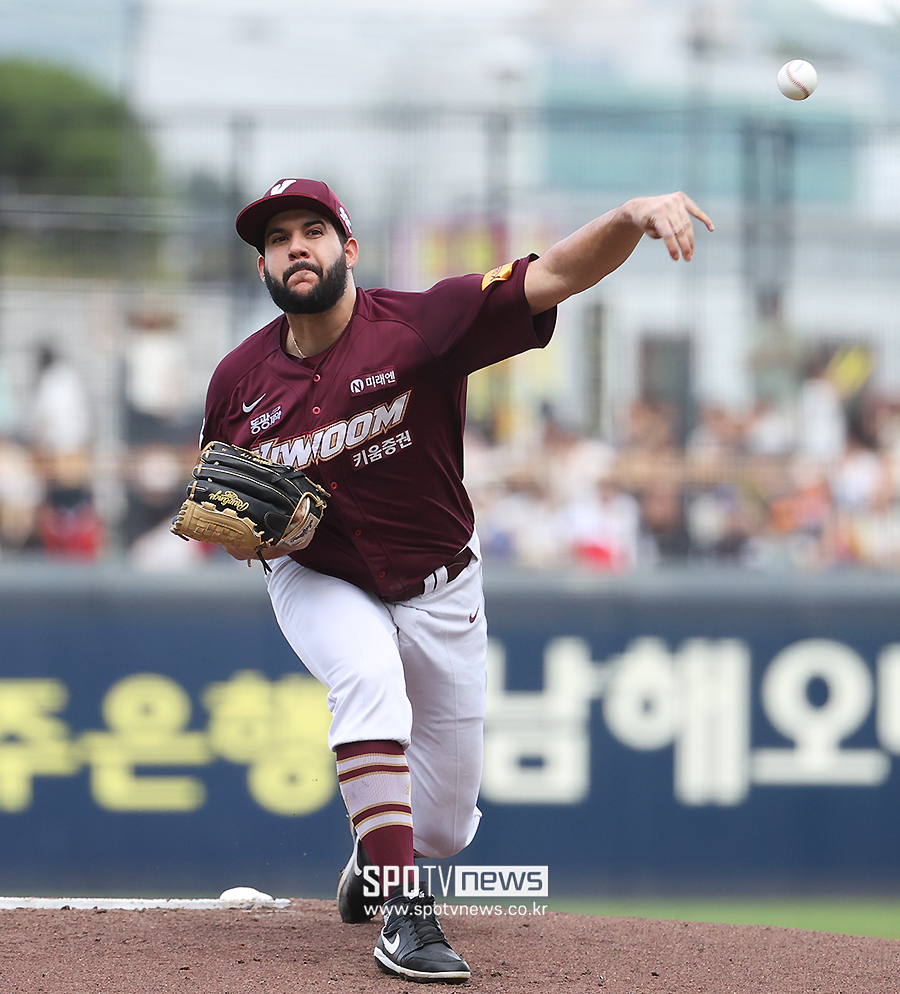 ▲ KT의 새 식구가 된 엔마누엘 데 헤이수스는 올 시즌 KBO 리그에서 꾸준함을 자랑하는 투수였다. 또한 탈삼진 능력도 돋보였다. 퀄리티스타트 20회는 리그 2위에 해당했고 탈삼진 178개로 리그 2위에 랭크됐다. 비록 개인 타이틀은 따내지 못했지만 리그에서 정상급 선발투수로 활약을 펼쳤다. ⓒ곽혜미 기자