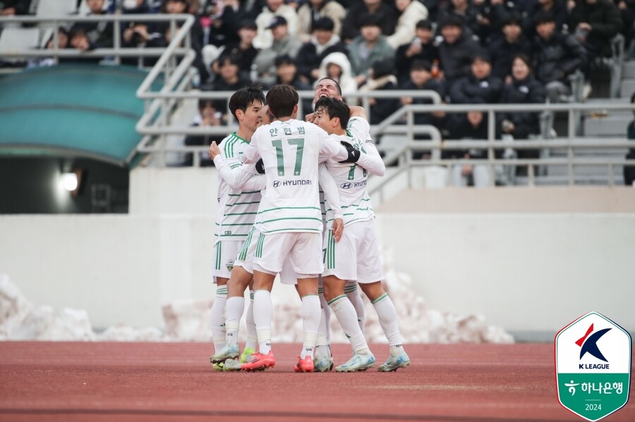 [현장 REVIEW] '김두현 용병술' 김태환 도움 → 전진우 결승골...전북, 서울 이랜드에 2-1 진땀 승리 '잔류 보인다'