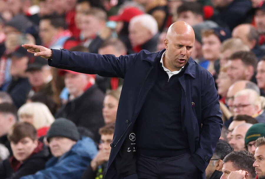 ▲ 맨체스터시티의 잉글랜드 프리미어리그 5연속 우승 도전에 빨간 불이 켜졌다. 리버풀 원정에서 0-2로 무릎을 꿇었다. 맨체스터시티는 승점 23점에 머물러 5위로 추락했다. 득실 차에서 밀려 브라이튼 호브 알비온보다 낮은 순위다. 리버풀과 승점 차이는 11점이다. 선두였던 리버풀은 이날 승리로 2위 아스날과 승점 차이를 다시 9점으로 벌렸다. 축구 통계업체 옵타 슈퍼컴퓨터에 따르면 이날 경기 결과에 따라 리버풀이 우승할 확률은 85.1%로 증가한 반면, 맨체스터시티가 우승할 확률은 4.4%로 추락했다. ⓒ연합뉴스