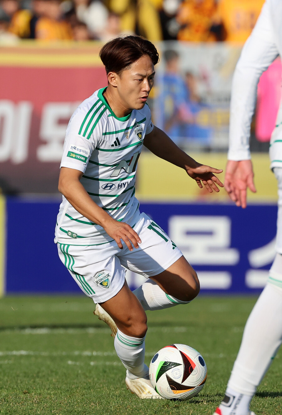'사제대결' 먼저 웃은 이승우, 스승도 살짝 밀쳐…"친근함 표시, 우리와 붙지 않았으면 응원했을텐데"