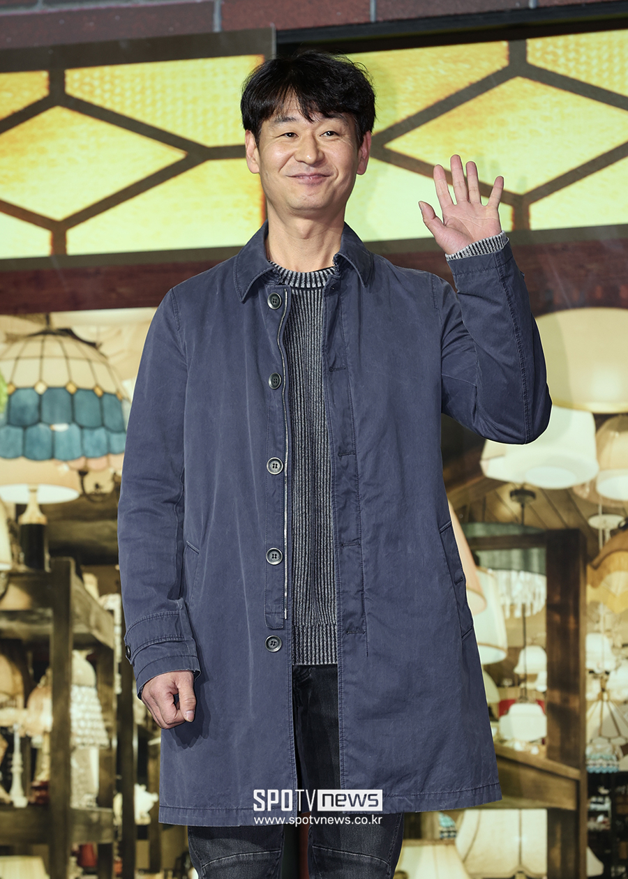 [포토S] 박혁권, 젠틀한 손인사