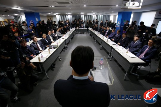 ▲ 신문선 교수 측은 3일 보도자료를 통해 차기 대한축구협회장 선거 출마 의사를 던졌다. 신 교수는 선수 시절 대우 축구단과 유공 코끼리에서 활약했으며 은퇴 이후 축구 해설가와 행정가의 길을 걸었다. 차기 협회장 출마를 공식적으로 발표하면서 “대한축구협회는 변해야 한다”라고 강조했고 “축구협회 회장의 무능은 '올림픽 출전 좌절', '아시안컵 우승 실패' 등에 대한 경기력 측면에서만 지적되고 비판받고 있지만 실제로 가장 큰 과오는 대한민국축구대표팀에 대한 상업적 가치와 산업적 가치를 추락 시킨 축구비즈니스 측면의 실책이 더 크다. 대한축구협회 변혁을 위해 노트북을 들고 들어가 협회 직원들과 머리를 맞대고 실추된 축구협회브랜드의 리뉴얼을 논하겠다”라고 주장했다 ⓒ한국프로축구연맹