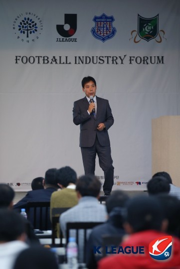 ▲ 신문선 교수 측은 3일 보도자료를 통해 차기 대한축구협회장 선거 출마 의사를 던졌다. 신 교수는 선수 시절 대우 축구단과 유공 코끼리에서 활약했으며 은퇴 이후 축구 해설가와 행정가의 길을 걸었다. 차기 협회장 출마를 공식적으로 발표하면서 “대한축구협회는 변해야 한다”라고 강조했고 “축구협회 회장의 무능은 '올림픽 출전 좌절', '아시안컵 우승 실패' 등에 대한 경기력 측면에서만 지적되고 비판받고 있지만 실제로 가장 큰 과오는 대한민국축구대표팀에 대한 상업적 가치와 산업적 가치를 추락 시킨 축구비즈니스 측면의 실책이 더 크다. 대한축구협회 변혁을 위해 노트북을 들고 들어가 협회 직원들과 머리를 맞대고 실추된 축구협회브랜드의 리뉴얼을 논하겠다”라고 주장했다 ⓒ한국프로축구연맹