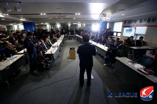 ▲ 신문선 교수 측은 3일 보도자료를 통해 차기 대한축구협회장 선거 출마 의사를 던졌다. 신 교수는 선수 시절 대우 축구단과 유공 코끼리에서 활약했으며 은퇴 이후 축구 해설가와 행정가의 길을 걸었다. 차기 협회장 출마를 공식적으로 발표하면서 “대한축구협회는 변해야 한다”라고 강조했고 “축구협회 회장의 무능은 '올림픽 출전 좌절', '아시안컵 우승 실패' 등에 대한 경기력 측면에서만 지적되고 비판받고 있지만 실제로 가장 큰 과오는 대한민국축구대표팀에 대한 상업적 가치와 산업적 가치를 추락 시킨 축구비즈니스 측면의 실책이 더 크다. 대한축구협회 변혁을 위해 노트북을 들고 들어가 협회 직원들과 머리를 맞대고 실추된 축구협회브랜드의 리뉴얼을 논하겠다”라고 주장했다 ⓒ한국프로축구연맹