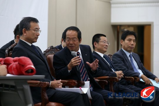 ▲ 신문선 교수 측은 3일 보도자료를 통해 차기 대한축구협회장 선거 출마 의사를 던졌다. 신 교수는 선수 시절 대우 축구단과 유공 코끼리에서 활약했으며 은퇴 이후 축구 해설가와 행정가의 길을 걸었다. 차기 협회장 출마를 공식적으로 발표하면서 “대한축구협회는 변해야 한다”라고 강조했고 “축구협회 회장의 무능은 '올림픽 출전 좌절', '아시안컵 우승 실패' 등에 대한 경기력 측면에서만 지적되고 비판받고 있지만 실제로 가장 큰 과오는 대한민국축구대표팀에 대한 상업적 가치와 산업적 가치를 추락 시킨 축구비즈니스 측면의 실책이 더 크다. 대한축구협회 변혁을 위해 노트북을 들고 들어가 협회 직원들과 머리를 맞대고 실추된 축구협회브랜드의 리뉴얼을 논하겠다”라고 주장했다 ⓒ한국프로축구연맹