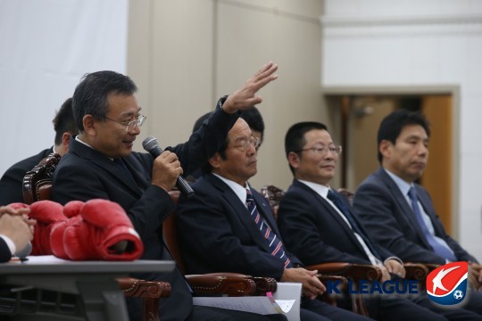 ▲ 신문선 교수 측은 3일 보도자료를 통해 차기 대한축구협회장 선거 출마 의사를 던졌다. 신 교수는 선수 시절 대우 축구단과 유공 코끼리에서 활약했으며 은퇴 이후 축구 해설가와 행정가의 길을 걸었다. 차기 협회장 출마를 공식적으로 발표하면서 “대한축구협회는 변해야 한다”라고 강조했고 “축구협회 회장의 무능은 '올림픽 출전 좌절', '아시안컵 우승 실패' 등에 대한 경기력 측면에서만 지적되고 비판받고 있지만 실제로 가장 큰 과오는 대한민국축구대표팀에 대한 상업적 가치와 산업적 가치를 추락 시킨 축구비즈니스 측면의 실책이 더 크다. 대한축구협회 변혁을 위해 노트북을 들고 들어가 협회 직원들과 머리를 맞대고 실추된 축구협회브랜드의 리뉴얼을 논하겠다”라고 주장했다 ⓒ한국프로축구연맹
