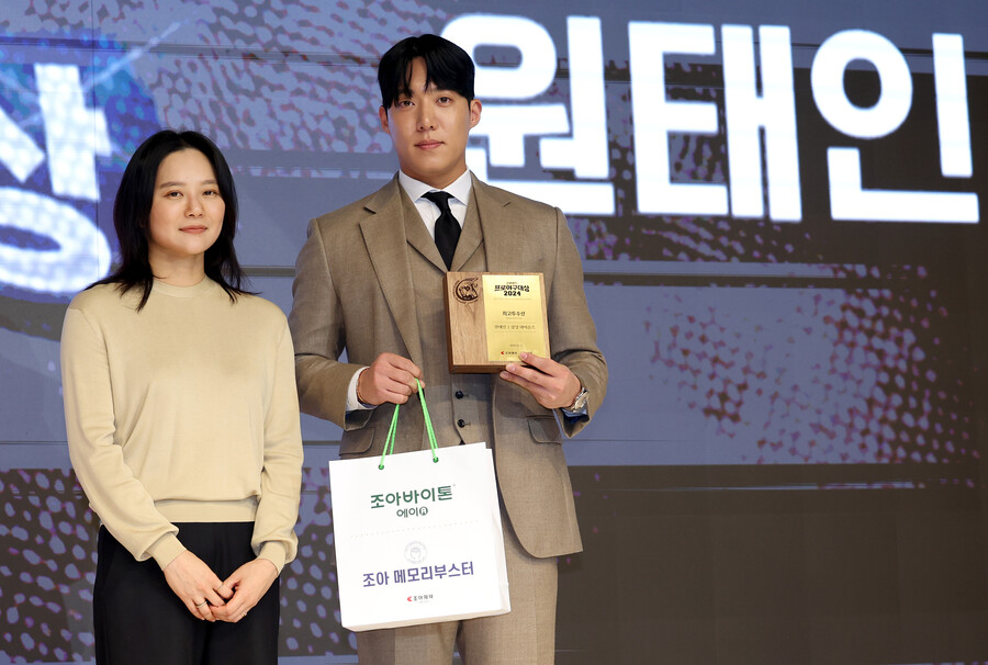 ▲조아제약 프로야구대상에서 최고투수상을 수상한 원태인 ⓒ일간스포츠