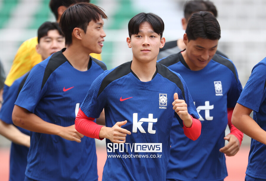 ▲ 3일(이하 한국시간) 영국 맨체스터의 맨체스터 유나이티드 홈구장 올드 트래퍼드에서 열린 2024-25시즌 FA컵 3라운드 대진 추첨 결과, 토트넘은 5부 리그의 탬워스를 상대하게 됐다. 3라운드 경기는 오는 1월 9~13일에 열린다. 토트넘에 따르면 탬워스와 경기는 11일이나 12일 진행될 예정이며 정확한 날짜와 시간은 정해지지 않았다. 만약 토트넘이 어린 선수들이나 후보 선수들로 탬워스전에 임한다면, 곧 토트넘에 입단하는 양민혁(강원)이 출전할 가능성이 크다. 양민혁은 2024시즌 K리그1에서 무려 12골 6도움을 올리며 강원의 준우승에 기여하고 고등학생 신분으로 '영플레이어상'을 거머쥔 '슈퍼 루키'다. 이미 지난 7월 토트넘과 계약한 양민혁은 오는 16일 출국해 '새 팀'에 합류한다. 원래 1월에 합류할 예정이었지만 이보다 먼저 도착해 팀 적응 훈련에 나설 계획이다. ⓒ곽혜미 기자