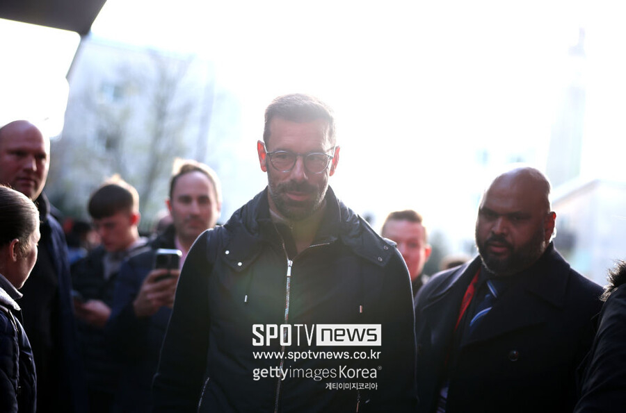 ▲ 루드 반 니스텔루이 감독이 이끄는 레스터 시티는 4일(한국시간) 영국 레스터의 킹파워 스타디움에서 열린 2024-25시즌 잉글랜드 프리미어리그 14라운드에서 웨스트햄 유나이티드에 3-1 승리를 거뒀다. 이날 레스터 시티를 이끌고 데뷔전을 치른 반 니스텔루이 감독은 팀을 연패에서 탈출시키는 데 성공했다.