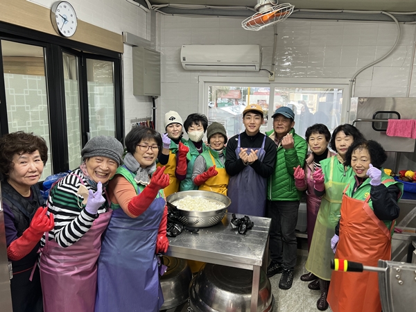 ▲ 3일 경북 문경시종합사회복지관을 찾아 기초생활수급자와 독거 어르신 180여명을 대상으로 사랑의 점심 나눔 봉사를 펼친 박군. 제공|토탈셋