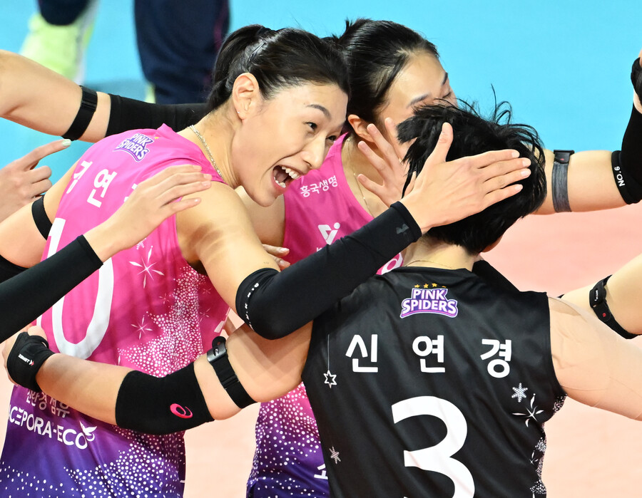 '12연승' 흥국생명 대역전 드라마…김연경 28득점 대활약, IBK에 0-2→3-2 뒤집기