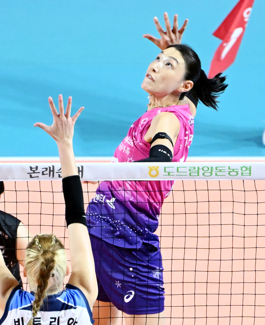 ▲ 흥국생명 김연경이 공격을 시도하고 있다. ⓒKOVO
