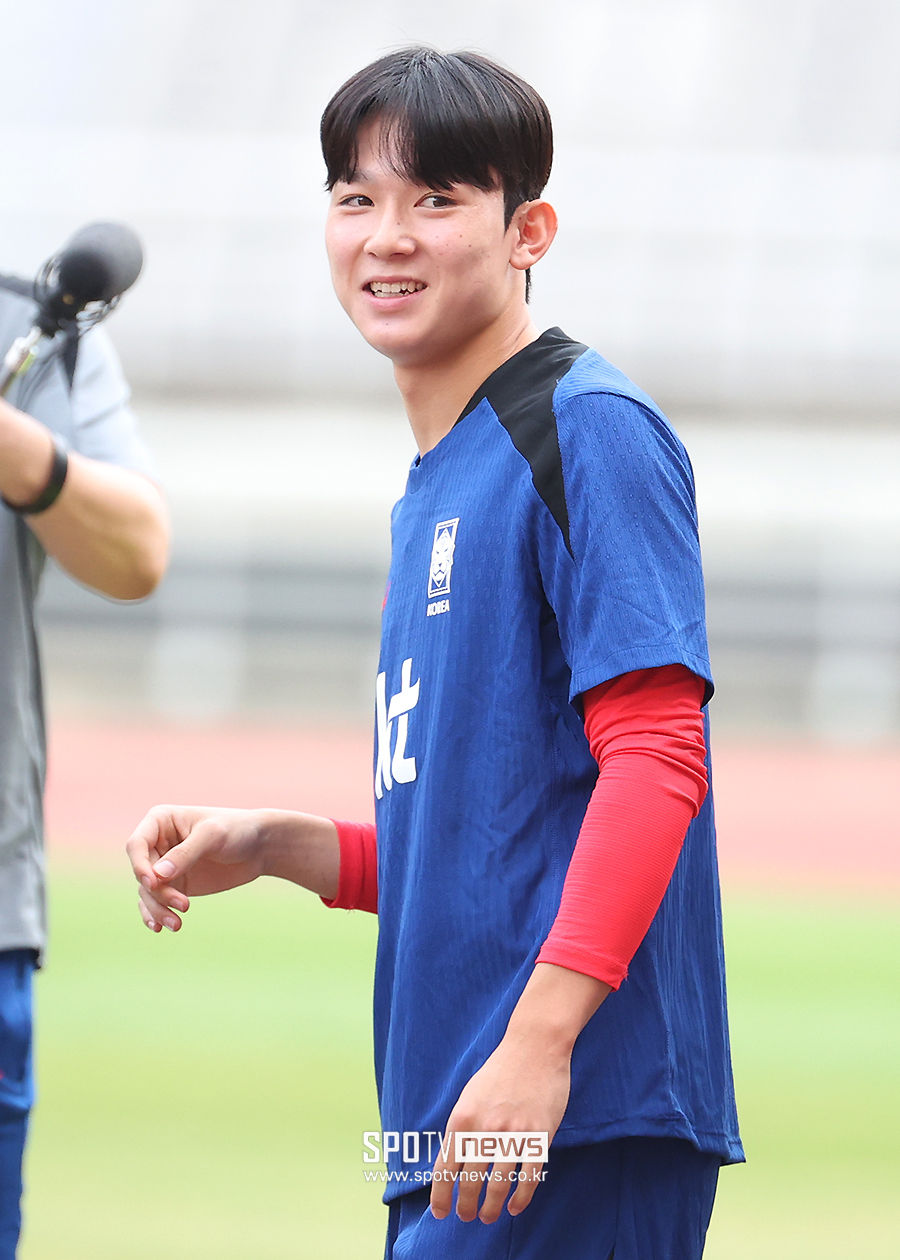 ▲ 양민혁은 2024시즌 K리그1에서 무려 12골 6도움을 올리며 강원의 준우승에 기여하고 고등학생 신분으로 '영플레이어상'을 거머쥔 '슈퍼 루키'다. 이미 지난 7월 토트넘과 계약한 양민혁은 오는 16일 출국해 '새 팀'에 합류한다. 원래 1월에 합류할 예정이었지만 이보다 먼저 도착해 팀 적응 훈련에 나설 계획이다.  ⓒ곽혜미 기자
