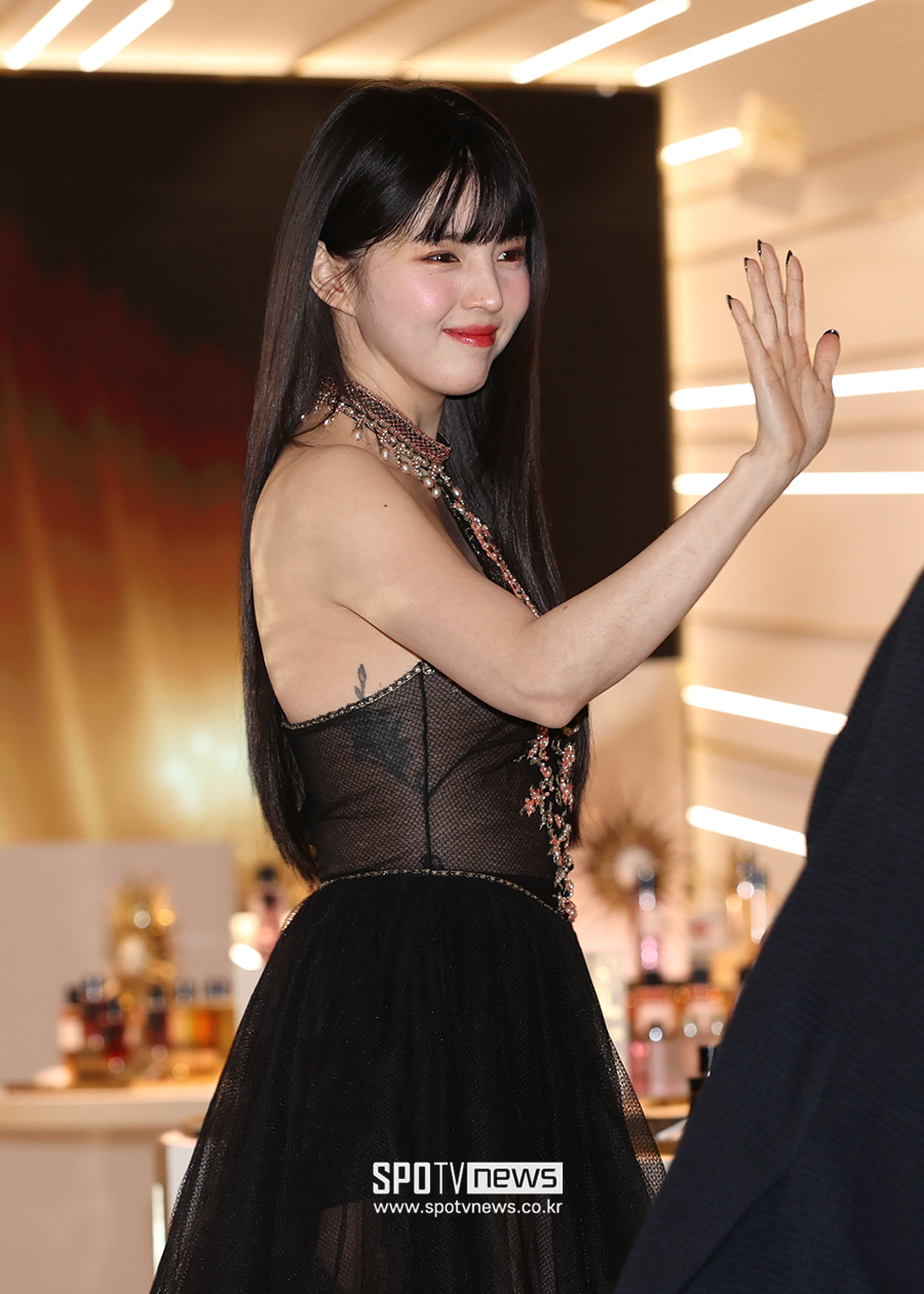 [포토S] 한소희, 타투 보이는 파격 시스루 패션