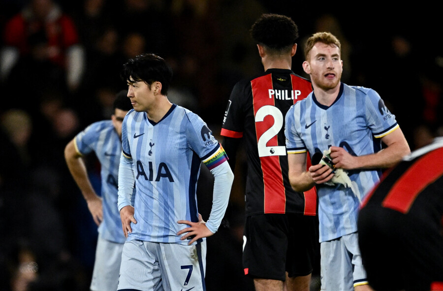 ▲ 토트넘 홋스퍼는 6일 AFC본머스전에서 0-1으로 패했다. 모두가 고개를 숙이며 패배의 아픔을 확인했다. 벤 데이비스까지 부상으로 이탈, 라두 드라구신이 유일한 중앙 수비수처럼 뛰게 생겼다. 손흥민은 후반 교체로 나섰다. ⓒ연합뉴스/REUTERS/AFP