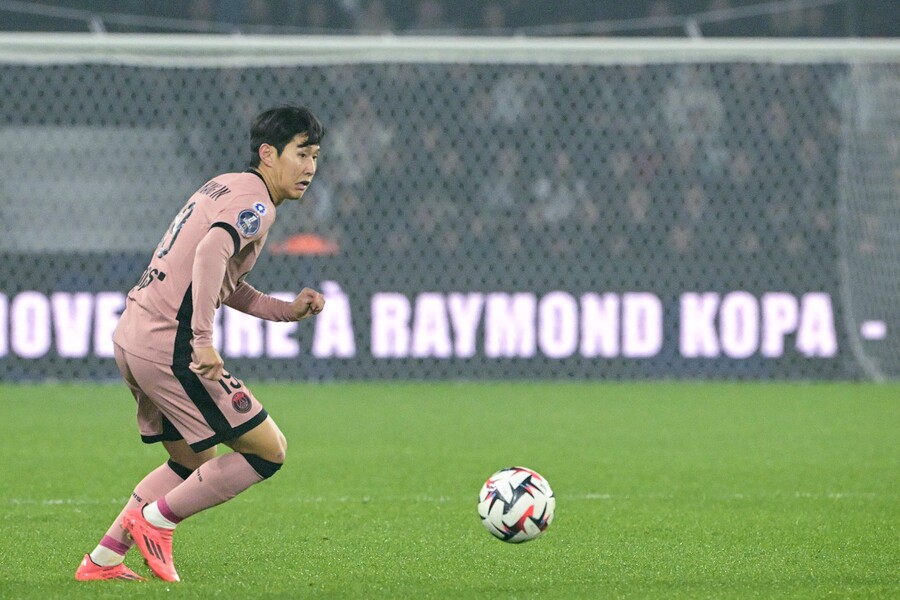 ▲ 파리 생제르맹(PSG)은 7일(한국시간) 오세르의 스타드 드 라베 데샹에서 펼친 2024-25시즌 프랑스 리그앙 14라운드에서 오세르와 0-0으로 비겼다. 이강인은 67분을 뛰며 키패스 4개를 기록했지만 공격 포인트는 올리지 못했다. ⓒ 연합뉴스/AFP