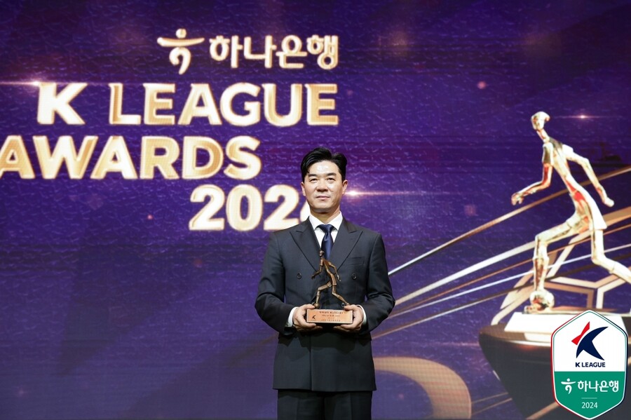 ▲ 강원FC가 윤정환 감독과 재계약이 무산됐다. 2025시즌에는 정경호 수석코치가 신입 사령탑에 올라 준우승 성과를 이어간다. ⓒ 한국프로축구연맹