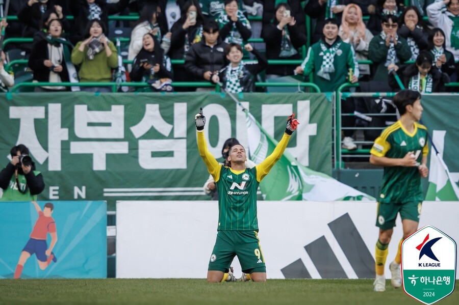 [현장 REVIEW] '전북 살았다!' 티아고-문선민 연속골 폭발...전북, 승강 PO 2차전서 이랜드에 2-1 역전승→합산 4-2로 'K1 잔류'