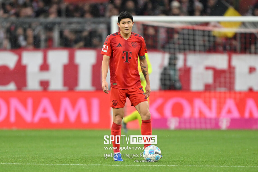 ▲ 바이에른 뮌헨이 하이덴하임을 상대로 4-2 승리를 거두며 분데스리가 선두 자리를 굳건히 지켰다. 12월 7일 알리안츠 아레나에서 펼쳐진 2024-25시즌 13라운드 경기에서 뮌헨은 홈 팬들 앞에서 짜릿한 승리를 선사했다. 이로써 뮌헨은 시즌 개막 이후 13경기 연속 무패 행진(10승 3무)을 이어가며 2위 프랑크푸르트와의 승점 차를 6점으로 벌렸다. 뮌헨의 선두 질주가 계속되는 가운데, 리그 우승을 향한 그들의 의지가 더욱 강해지고 있다. 수비 핵심 김민재는 이날도 빛나는 활약을 펼쳤다. 우파메카노와 함께 중앙 수비를 책임진 그는 90분 내내 안정적인 수비력을 과시하며 팀 승리에 큰 힘을 보탰다. 축구 데이터 전문 사이트 '풋몹'의 분석에 따르면, 김민재의 경기 기여도가 돋보였다. 그는 11차례의 볼 회수와 3번의 성공적인 볼 경합, 1회의 걷어내기를 기록하며 수비진을 단단히 지켰다. 뿐만 아니라 공격 가담에도 적극적이었는데, 97%라는 놀라운 패스 성공률(134/138)을 기록했고, 18차례나 파이널 서드로 볼을 연결하며 팀의 공격 전개에 핵심적인 역할을 했다.