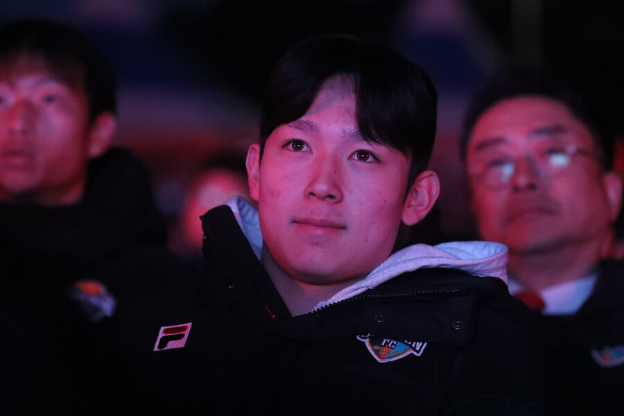 ▲ 영국 매체 '커트오프사이드'가 양민혁의 토트넘 조기 합류 소식을 전했다. 보도에 따르면, 양민혁은 성탄절 일주일 전에 새로운 소속팀인 토트넘에 합류할 예정이다. 매체는 토트넘의 공격진 보강 필요성을 언급하며 양민혁 영입의 의미를 설명했다. 그들은 양민혁이 토트넘에 득점력과 창의성, 그리고 재능을 더할 것으로 기대했다. 특히 여러 공격 포지션을 소화할 수 있는 다재다능함을 그의 강점으로 꼽았다. 또한 토트넘의 현 시즌 상황을 언급했다. 팀이 시즌 초반 평범한 성적을 거두고 있어 UEFA 챔피언스리그 진출권 확보를 위해 분투하고 있다고 전했다. 이에 따라 후반기 경기력 향상이 절실하며, 양민혁과 같은 적절한 보강이 큰 도움이 될 것이라고 분석했다. 양민혁은 이미 지난 7월 토트넘과 계약을 맺었으며, 12월 16일 영국으로 출국해 새 팀에 합류할 예정이다. 당초 1월 합류 계획을 앞당겨 팀 적응 기간을 가질 것으로 보인다. ⓒ연합뉴스