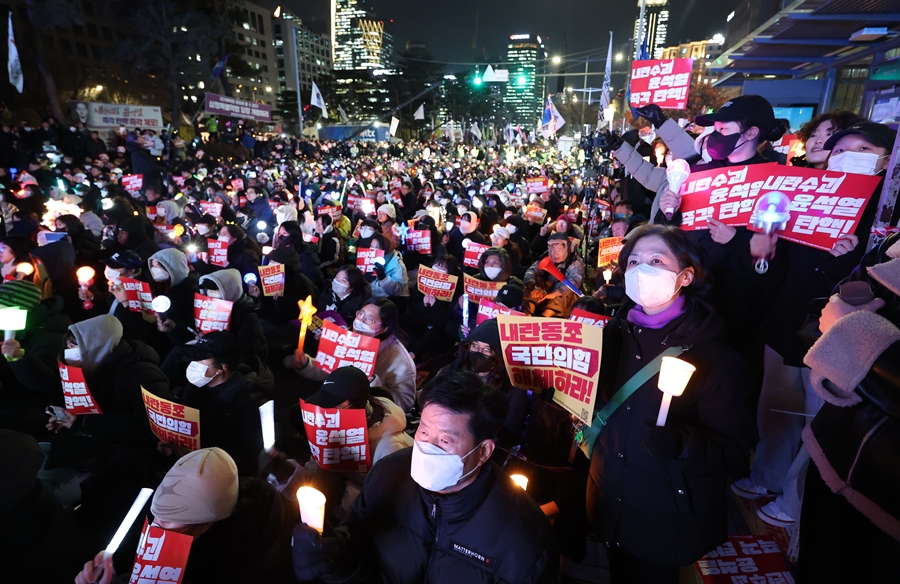 ▲ 9일 국회 앞에 모인 시민들.  ⓒ연합뉴스