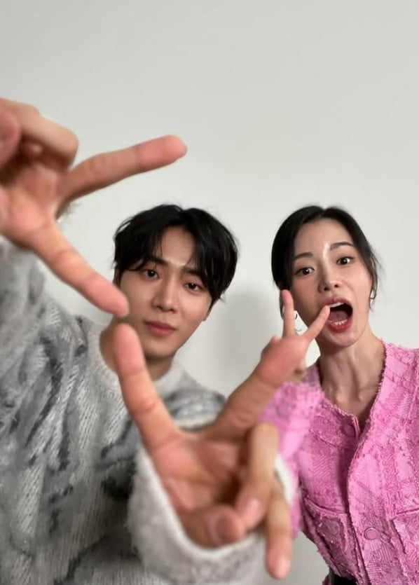 "몸 밀착 NO" 임지연, '♥이도현' 아닌 男 배우와는 철저히 거리두기샷