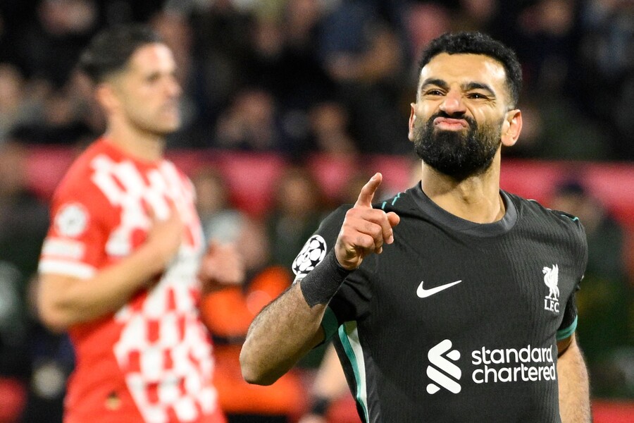 ▲ 살라는 스페인 지로나의 에스타디 무니시팔 데 몬틸리비에서 열린 유럽축구연맹(UEFA) 챔피언스리그(UCL) 리그 페이즈 6차전 지로나 원정 경기에서 결승골을 터뜨리며 리버풀의 1-0 승리를 이끌었다. 후반 15분 페널티킥 상황에서 침착한 마무리로 팀에 승리를 안겼다. ‘토크스포츠’는 “살라가 역사적인 밤을 보냈다. 지로나전에서 결승골을 뽑아내면서 챔피언스리그 역대 득점 순위 톱 10에 진입했다. 즐라탄 이브라히모비치를 추월하며 챔피언스리그의 아이콘들과 어깨를 나란히 하고 있다”라고 알렸다. 현지 보도에 따르면 올시즌을 끝으로 계약 만료인데 리버풀과 협상 테이블에 앉았고 최대 2년 재계약 이야기를 하고 있다 ⓒ연합뉴스/EPA