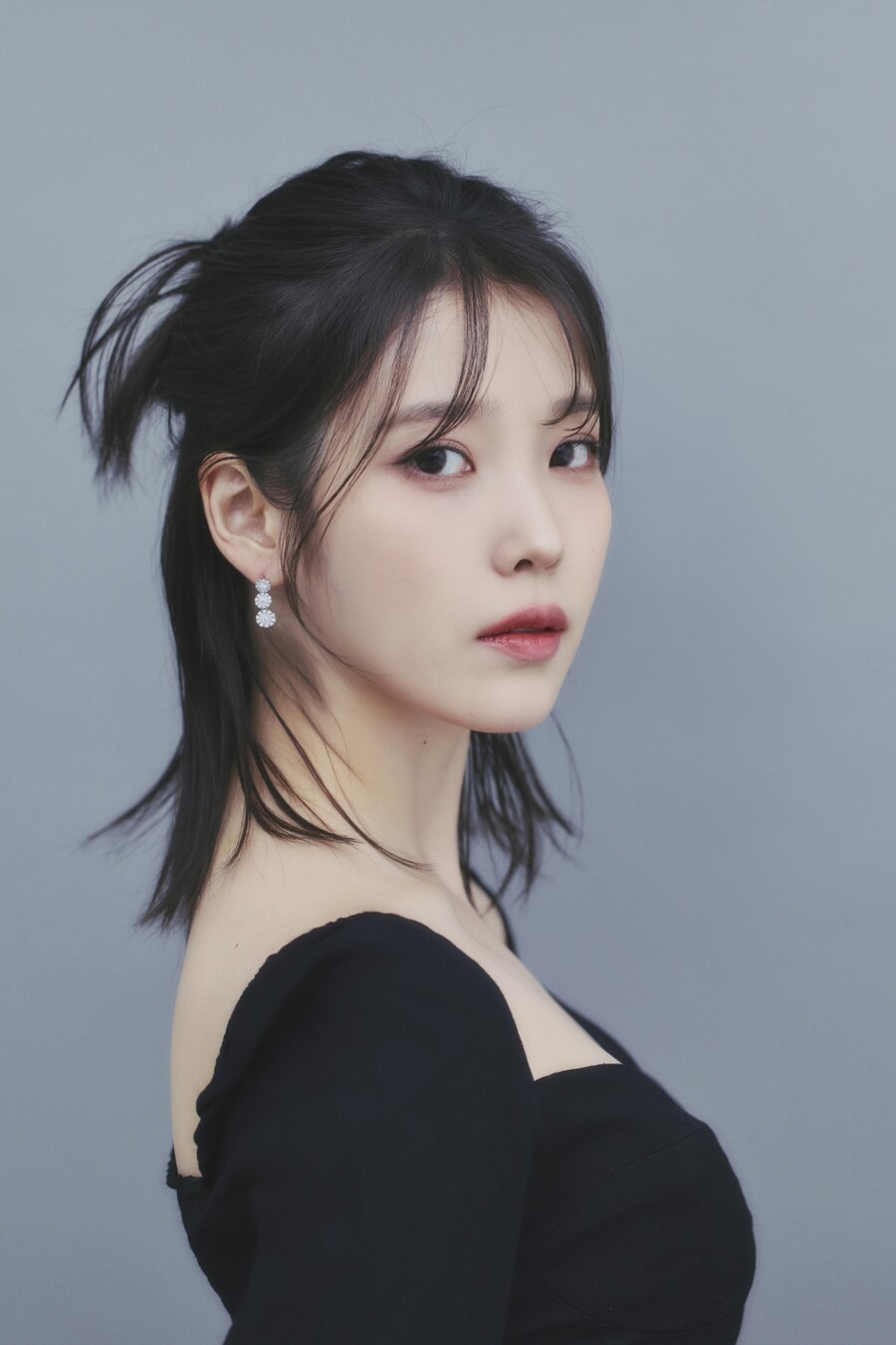 아이유, 희귀 난치병 어린이 위해 5000만원 쾌척…'기부 요정'의 크리스마스 선물