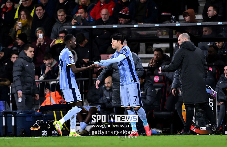 ▲ 토트넘이 주장 손흥민과 계약 연장을 위한 움직임을 보이고 있다. 영국 매체 '스퍼스 웹'은 10일(한국시간) 토트넘이 2021년 손흥민과 체결한 계약에 포함된 1년 연장 옵션을 활용할 계획이라고 보도했다. 이를 통해 토트넘은 손흥민의 계약 기간을 2026년까지 연장하고, 장기 재계약 대신 시간을 확보하여 최적의 계약 조건을 마련하기 위한 협상 기회를 갖고자 한다. 최근 손흥민의 거취에 대한 다양한 소문이 있었으나, 그의 에이전트는 이를 전면 부인했다. FC바르셀로나와 갈라타사라이로의 이적설은 사실무근이며, 현재 토트넘과 협상이 진행 중임을 강조했다. 예상되는 계약 조건은 1년 계약 연장 옵션 발동과 함께 추가 2년 재계약 체결 가능성이 있는 것으로 알려졌다. 한편, 계약 연장 소식이 들리지 않자 바르셀로나, 레알 마드리드, 맨체스터 유나이티드, 갈라타사라이 등 여러 유럽 명문 구단들이 손흥민 영입에 관심을 보였으나, 이러한 이적설은 현재로서는 근거가 없는 것으로 보인다. 토트넘과 손흥민 양측이 계약 연장을 위해 적극적으로 협상 중인 것으로 알려져 있다.