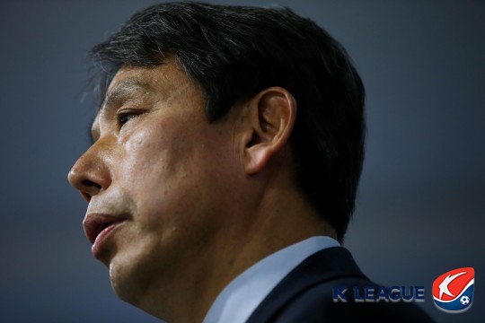 ▲ 신문선 교수 측은 3일 보도자료를 통해 차기 대한축구협회장 선거 출마 의사를 던졌다. 신 교수는 선수 시절 대우 축구단과 유공 코끼리에서 활약했으며 은퇴 이후 축구 해설가와 행정가의 길을 걸었다. 차기 협회장 출마를 공식적으로 발표하면서 “대한축구협회는 변해야 한다”라고 강조했고 “축구협회 회장의 무능은 '올림픽 출전 좌절', '아시안컵 우승 실패' 등에 대한 경기력 측면에서만 지적되고 비판받고 있지만 실제로 가장 큰 과오는 대한민국축구대표팀에 대한 상업적 가치와 산업적 가치를 추락 시킨 축구비즈니스 측면의 실책이 더 크다. 대한축구협회 변혁을 위해 노트북을 들고 들어가 협회 직원들과 머리를 맞대고 실추된 축구협회브랜드의 리뉴얼을 논하겠다”라고 주장했다 ⓒ한국프로축구연맹