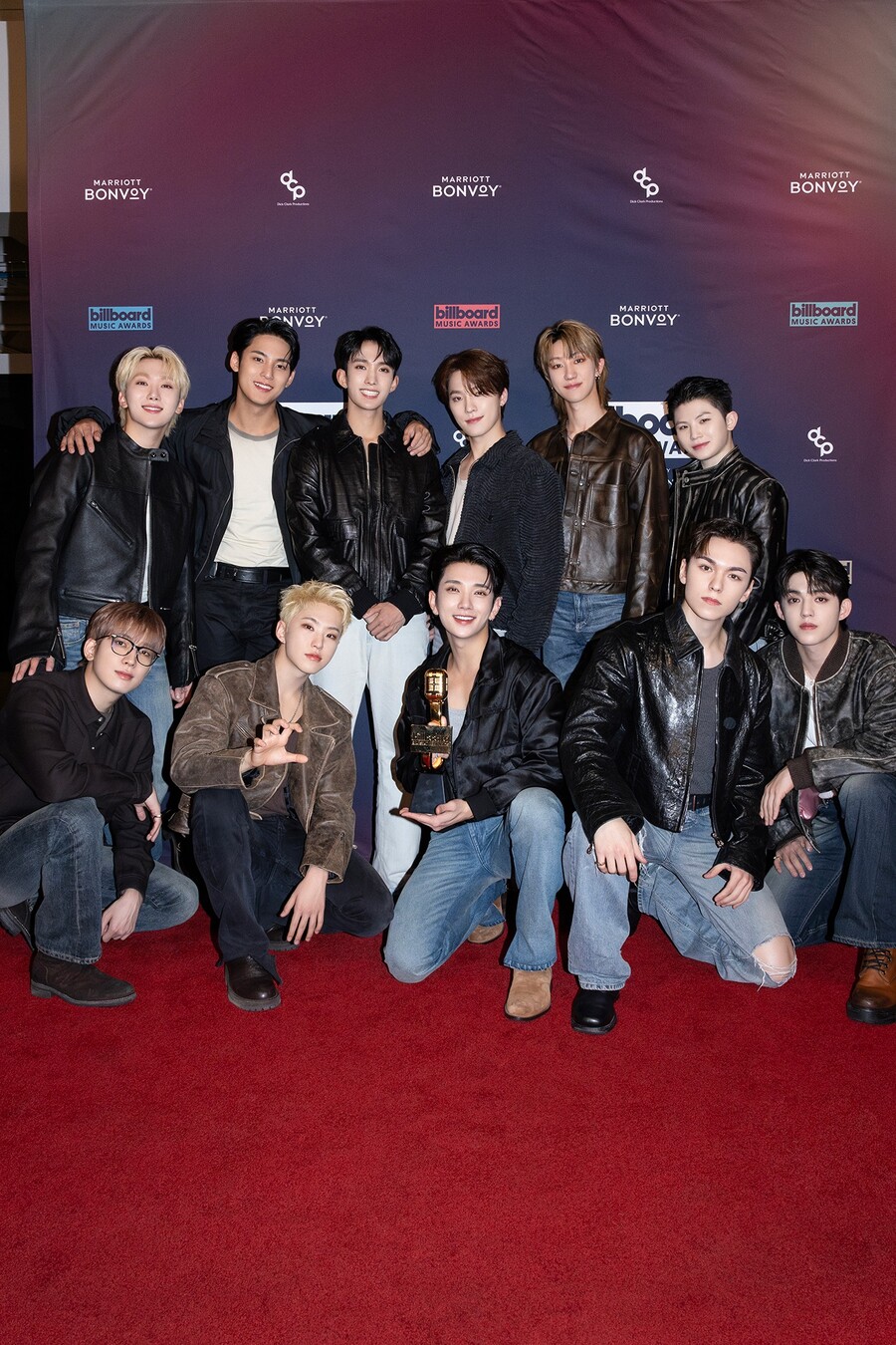 세븐틴, 美 '빌보드 뮤직 어워드' 첫 수상…"캐럿 덕분, 긍정 에너지 전할 것"