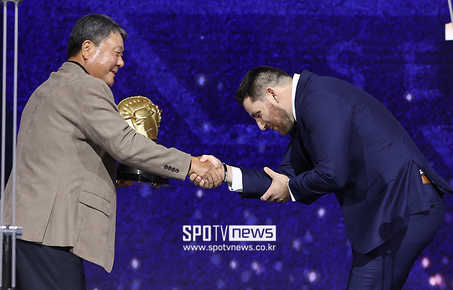 [포토S] '한국사람 다 됐네' 오스틴, 김성한 감독에게 깍듯한 인사