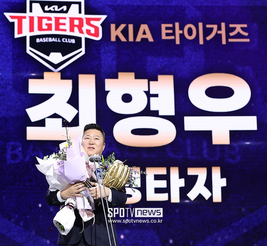 ▲ KIA 최형우가 13일 서울 삼성동 코엑스 오디토리움에서 2024 신한 SOL뱅크 KBO 골든글러브 시상식에서 지명타자 부문 골든글러브를 수상하고 수상 소감을 말하고 있다. 이로써 최형우는 역대 최고령 골든글러브 수상 신기록을 세웠다. ⓒ곽혜미 기자