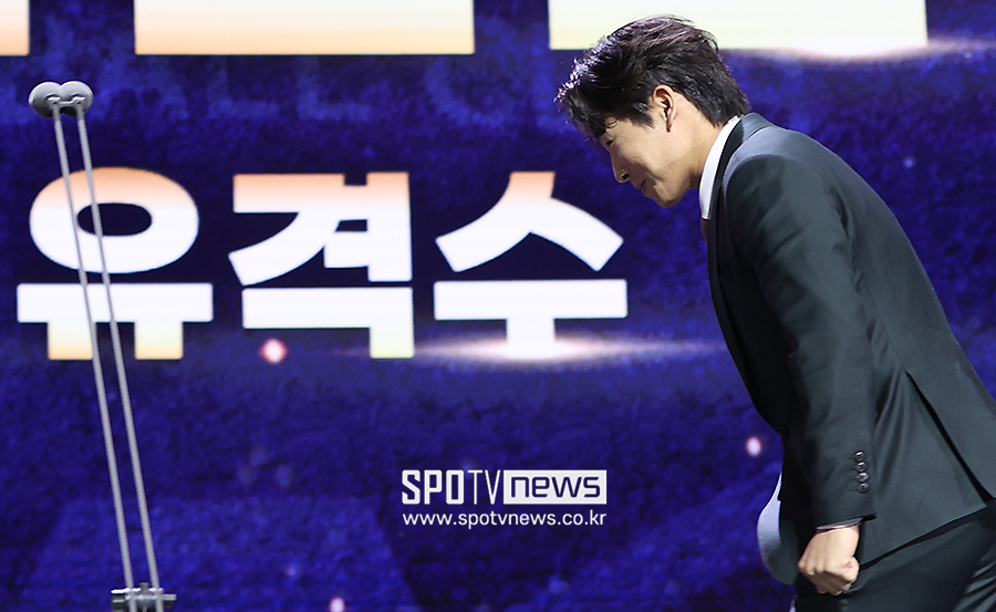 ▲ KIA 박찬호가 13일 서울 삼성동 코엑스 오디토리움에서 2024 신한 SOL뱅크 KBO 골든글러브 시상식에서  유격수 부문 골든글러브 수상자로 호명되고 골든글러브를 수상하고 있다. 박찬호는 생애 첫 골든글러브 수상의 영광을 안았다. ⓒ곽혜미 기자