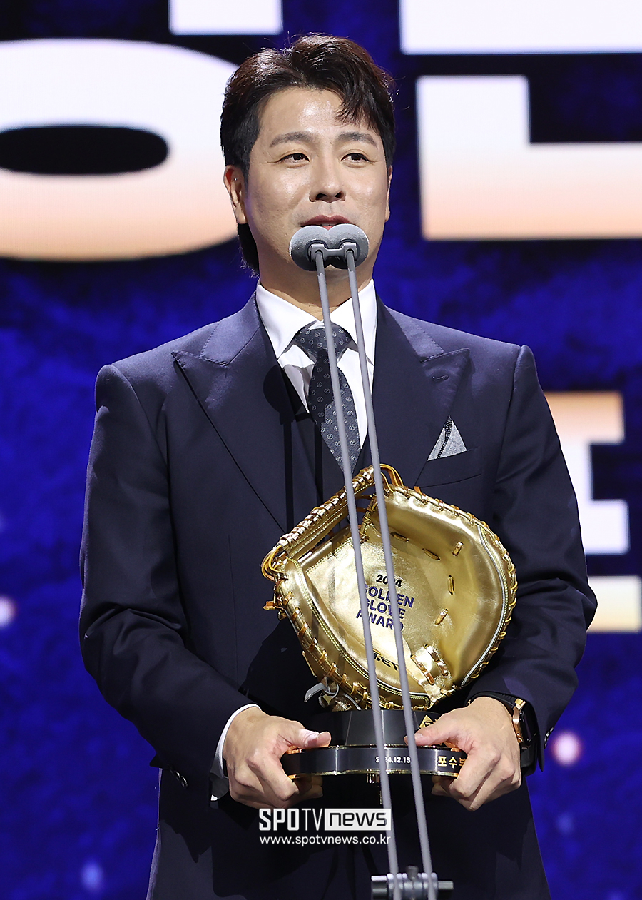 ▲ 삼성 강민호가 13일 서울 삼성동 코엑스 오디토리움에서 2024 신한 SOL뱅크 KBO 골든글러브 시상식에서 포수 부문 골든글러브를 수상하고 수상 소감을 말하고 있다. 강민호는 올해 마흔에 가까운 나이에도 홈런 19개를 터뜨리는 등 건재함을 과시하며 리그 최고의 안방마님으로 활약했다. ⓒ곽혜미 기자