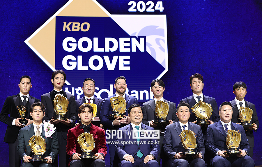 ▲ 2024 KBO 골든글러브 수상자들이 13일 서울 삼성동 코엑스 오디토리움에서 열린 2024 신한 SOL뱅크 KBO 골든글러브 시상식에서 기념 촬영에 응하고 있다. ⓒ곽혜미 기자