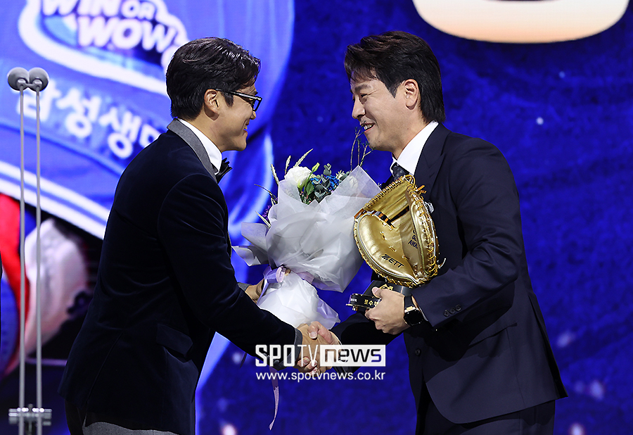 [포토S] 홍성흔의 축하 받는 강민호