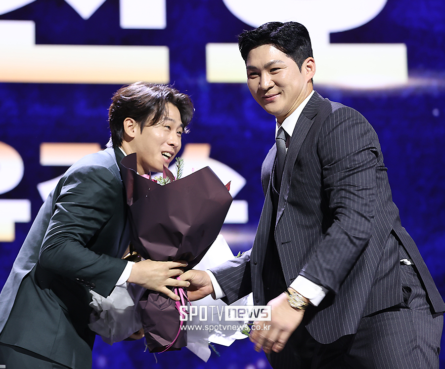 [포토S] 오지환, '(박)찬호야 축하해'