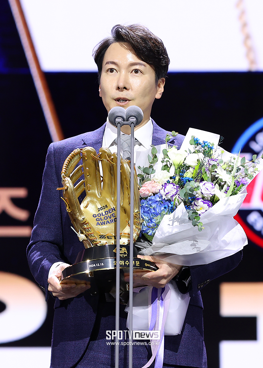 [포토S] 레이예스 골든글러브 대리수상 하는 박준혁 단장