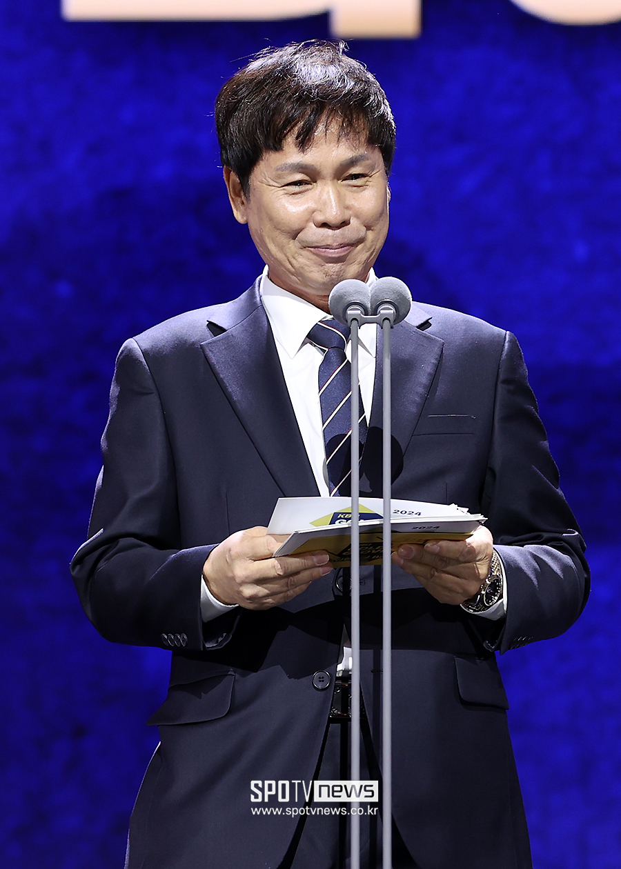 [포토S] 시상 나선 전준호 위원