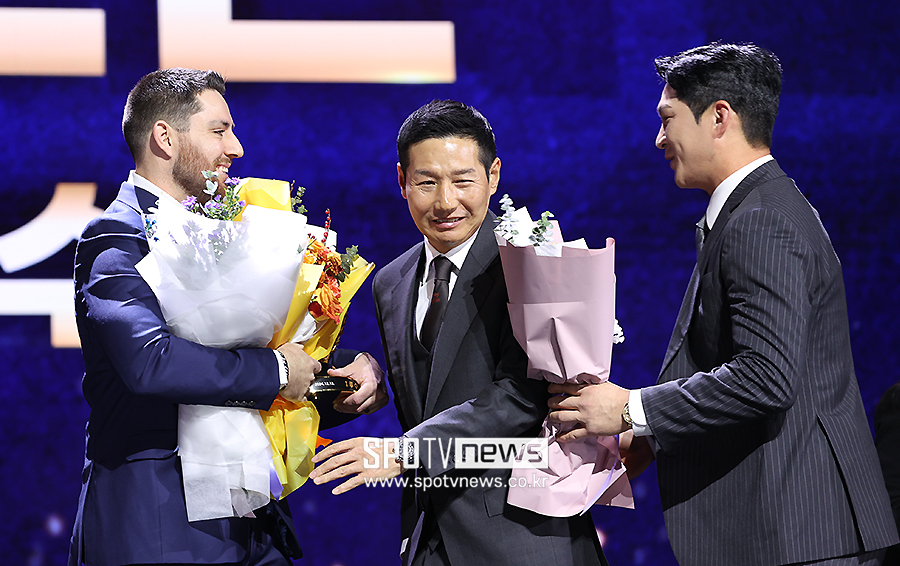 ▲ 2년 연속 1루수 부문 골든글러브를 차지한 오스틴 딘을 염경엽 감독과 오지환이 축하하고 있다. ⓒ곽혜미 기자