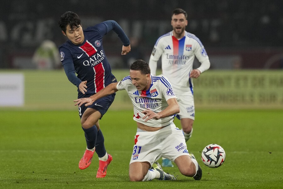 '아! 슈팅 아깝네' 이강인, 윙어-제로톱 오가며 고군분투…PSG 15경기 무패 1위 질주